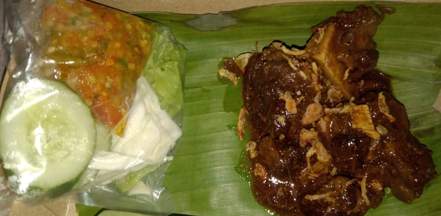 Iga Bakar, Pecak Ikan Nila, Nasi Ayam Goreng Lengkuas, Aneka Singkong dan Kacang Rebus